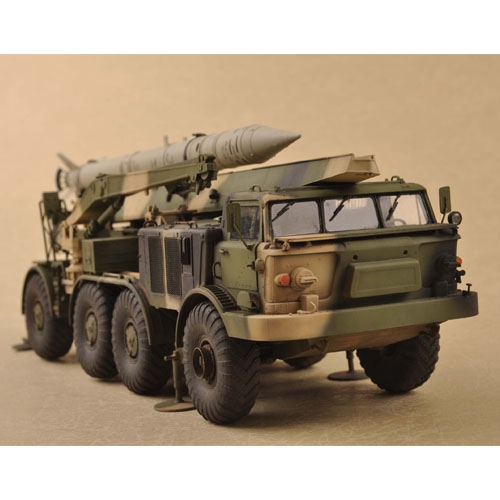 1/72 Russian 9P113 TEL w/9M21 Rocket of 9K52 Luna-M Short-range artillery rocket system(FROG-7)